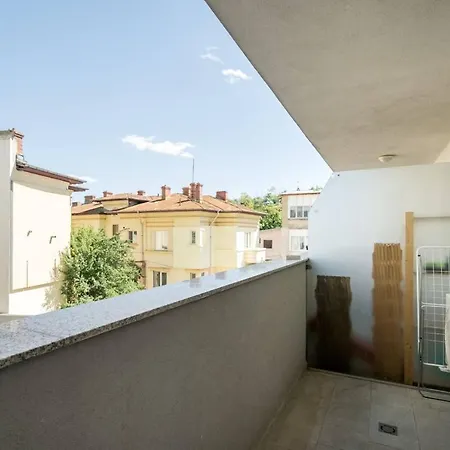 Carol New Building With Balcony Daire