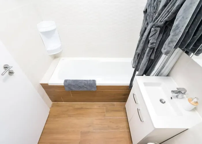 Carol New Building With Balcony Bucareste